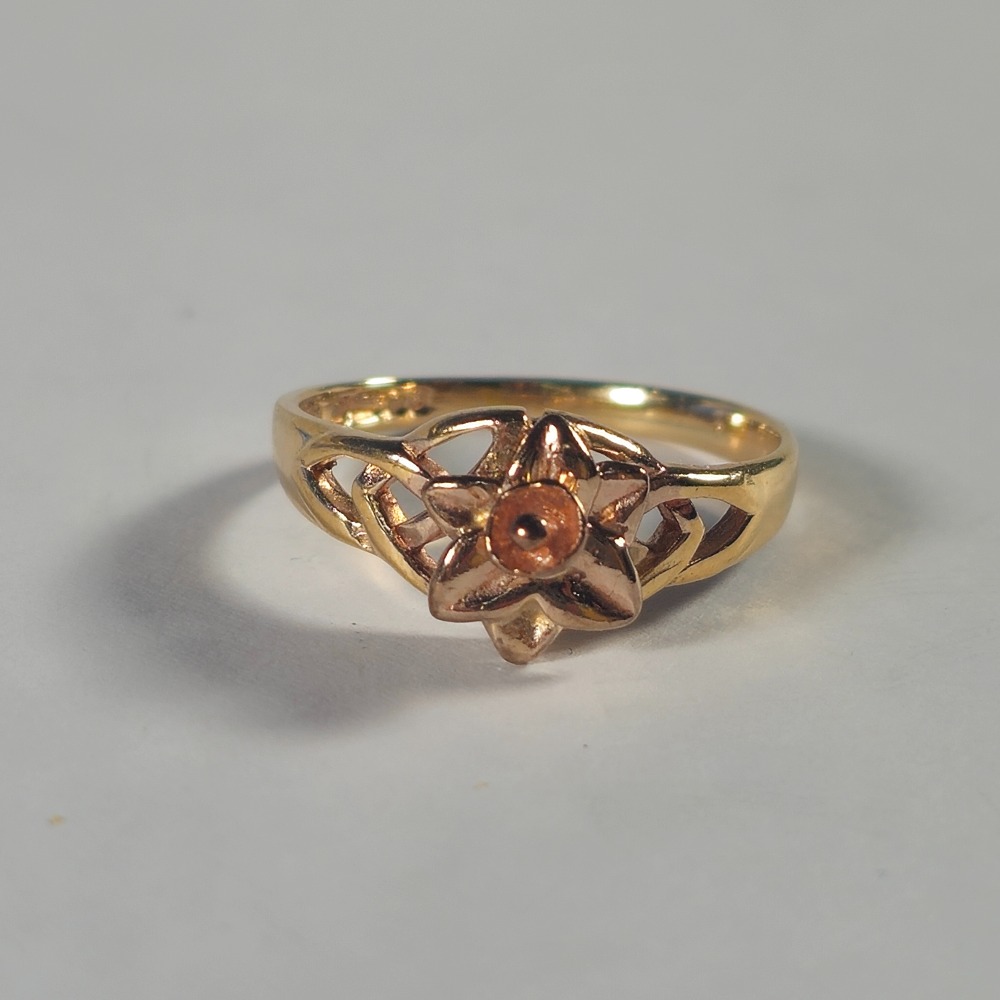Product photo for 9ct Gold Welsh Leaning Daffodil Celtic Shoulder Ring Size M