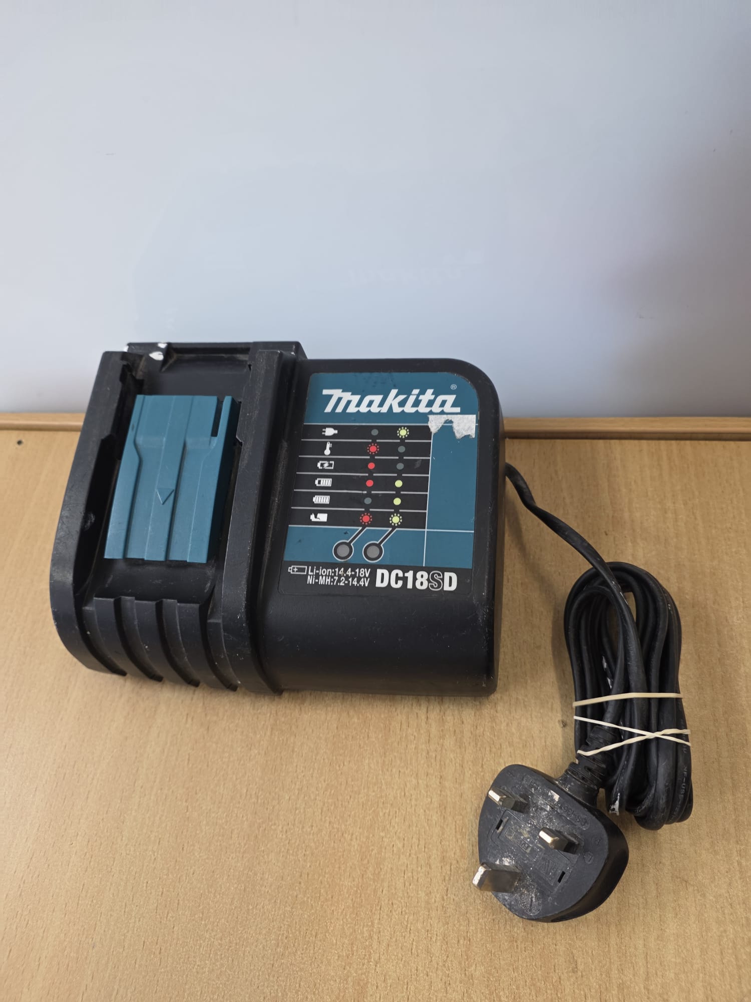 Product photo for Makita DC18SD 240V Battery Charger Unboxed Tested Working